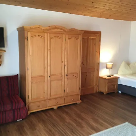 לינה וארוחת בוקר Gerstbreinhof 3*